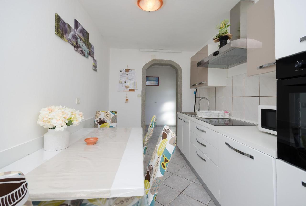 Apartments Albina Lopar Bagian luar foto