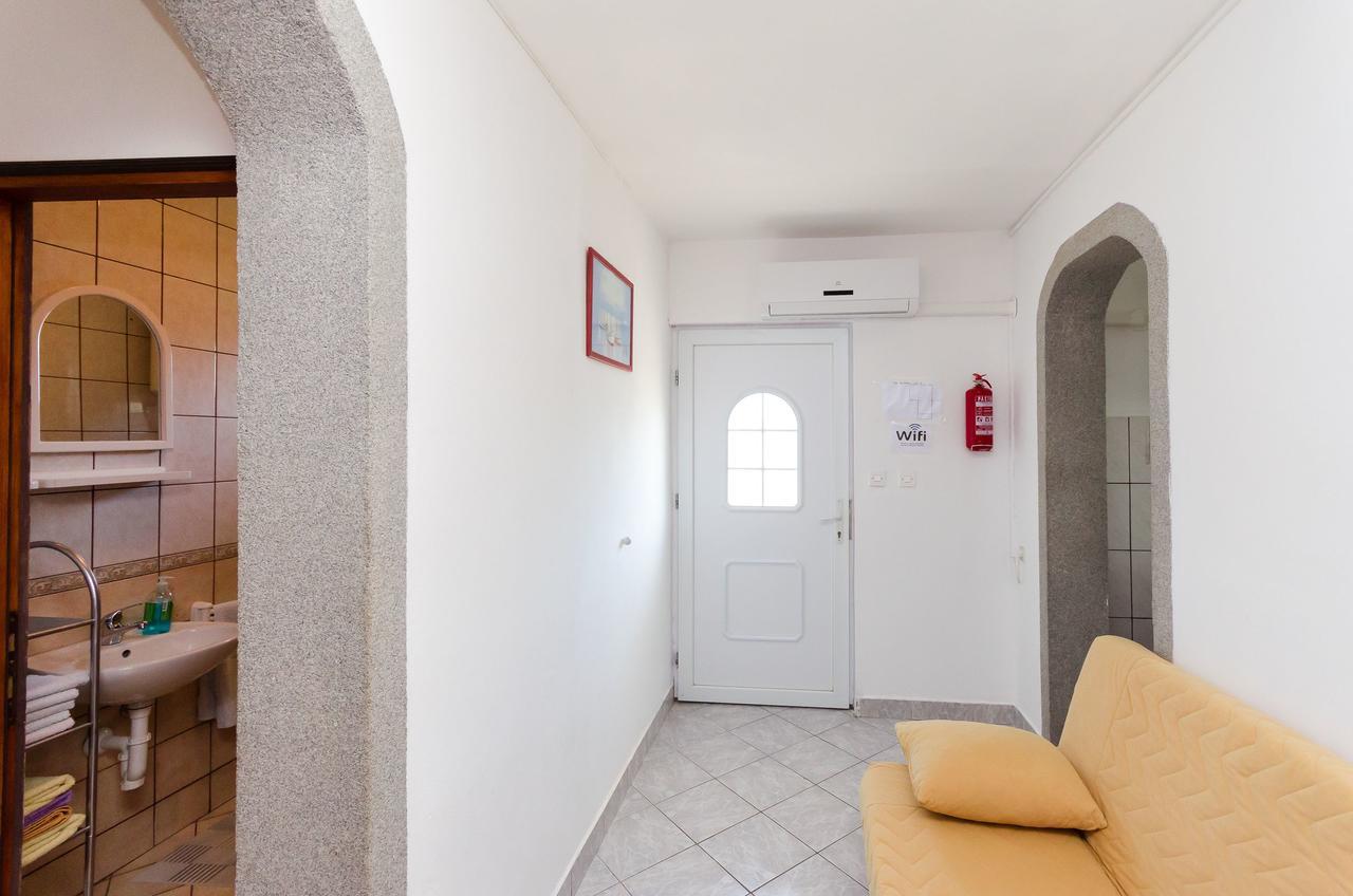 Apartments Albina Lopar Bagian luar foto