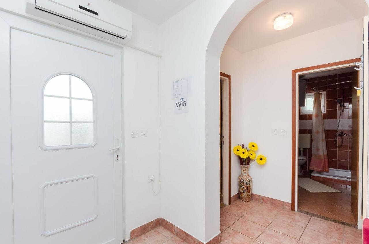 Apartments Albina Lopar Bagian luar foto